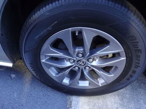 Used 2024 Toyota Sienna XLE FWD image 11