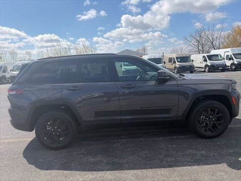 New 2025 Jeep Grand Cherokee Altitude image 7