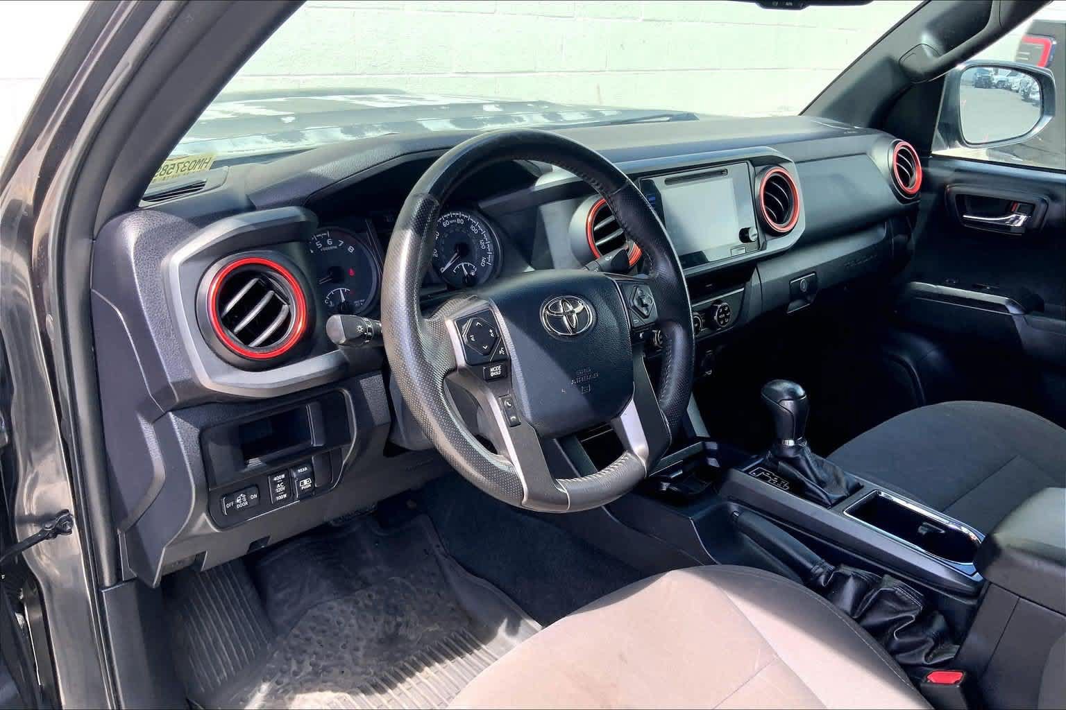 Used 2017 Toyota Tacoma TRD Sport RWD image 2