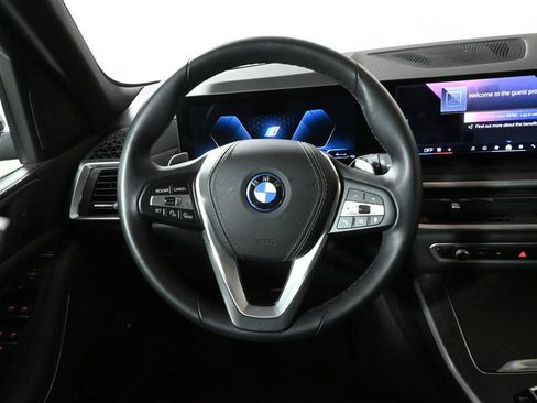 Used 2025 BMW X5 xDrive50e w/ Parking Assistance Package image 18