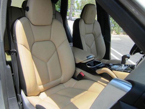 Used 2014 Porsche Cayenne Platinum Edition image 19