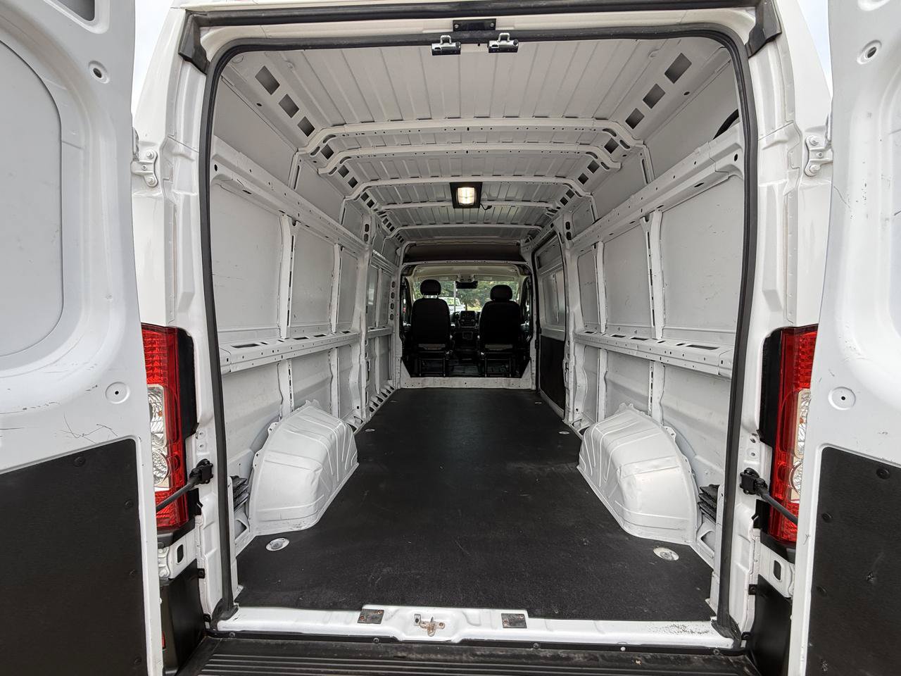 Used 2024 RAM ProMaster 2500 w/ Convenience Group FWD image 24
