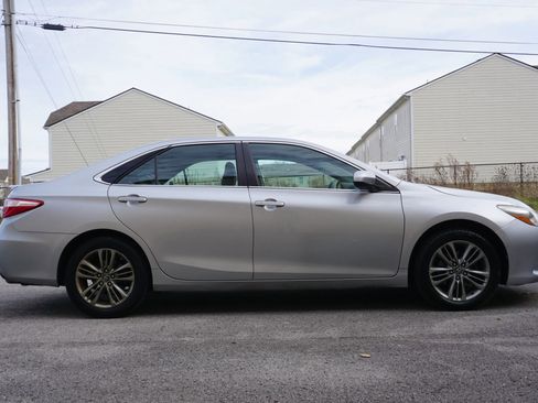 Used 2016 Toyota Camry SE image 4