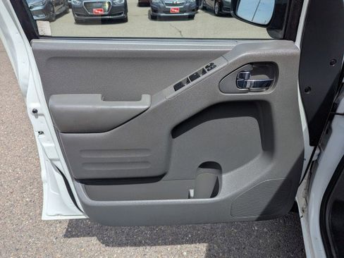 Used 2016 Nissan Frontier SV w/ SV Value Truck Package AWD/4WD image 9