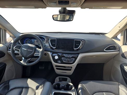 Used 2023 Chrysler Pacifica Touring-L image 8