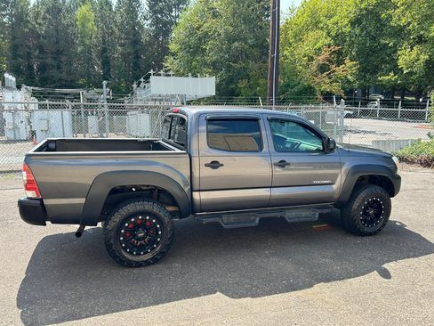 Used 2015 Toyota Tacoma 4x4 Double Cab w/ Convenience Package image 4