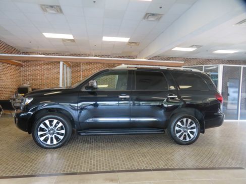 Used 2020 Toyota Sequoia Limited w/ Safety & Convenience Package AWD/4WD image 89