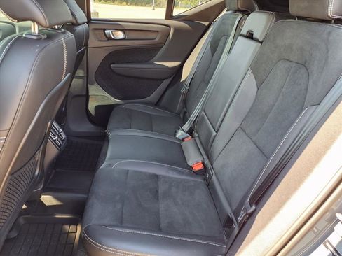 Used 2022 Volvo XC40 T5 R-Design w/ Advanced Package image 19