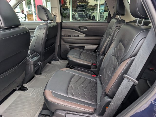 Used 2022 Nissan Pathfinder Platinum w/ Cargo Package AWD/4WD image 17