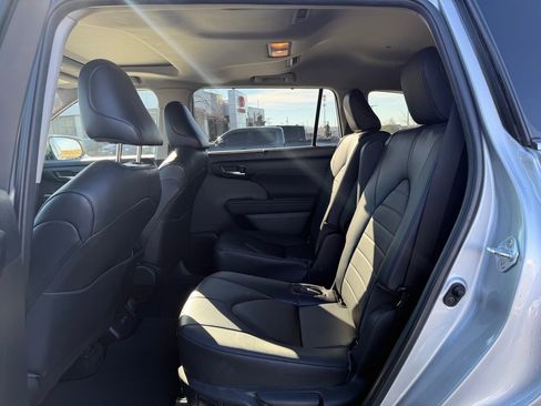 Certified 2023 Toyota Highlander XLE image 6