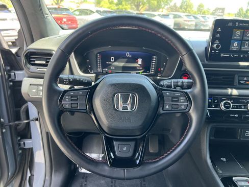 Used 2025 Honda Pilot Black Edition image 32