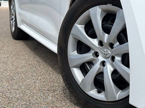 Used 2023 Toyota Corolla LE image 2