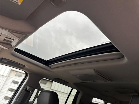 Used 2016 Cadillac Escalade ESV Luxury image 23