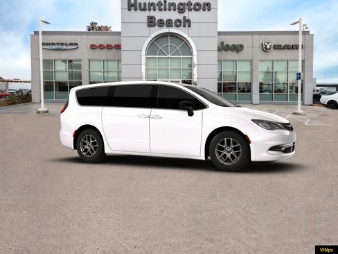 New 2026 Chrysler Voyager LX image 10