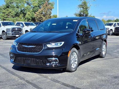 New 2026 Chrysler Pacifica Select image 2