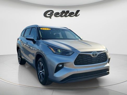 Used 2023 Toyota Highlander XLE FWD image 3