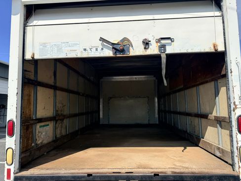 Used 2002 Ford E-350 and Econoline 350 Super Duty RWD image 8