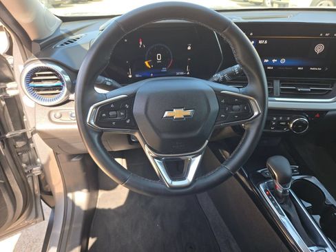 Used 2025 Chevrolet Trax LT w/ LT Convenience Package FWD image 18