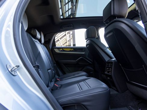 Certified 2025 Porsche Cayenne Coupe image 51