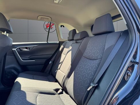 Used 2021 Toyota RAV4 XLE AWD/4WD image 18
