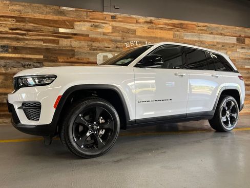 Used 2023 Jeep Grand Cherokee Altitude AWD/4WD image 10