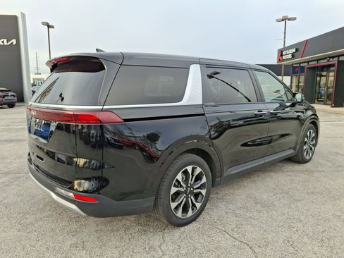 Used 2022 Kia Carnival EX image 7