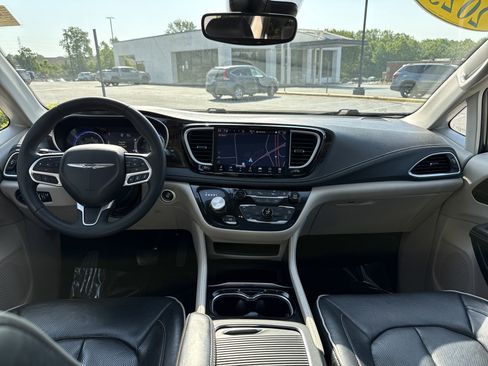 Used 2023 Chrysler Pacifica Limited FWD image 29