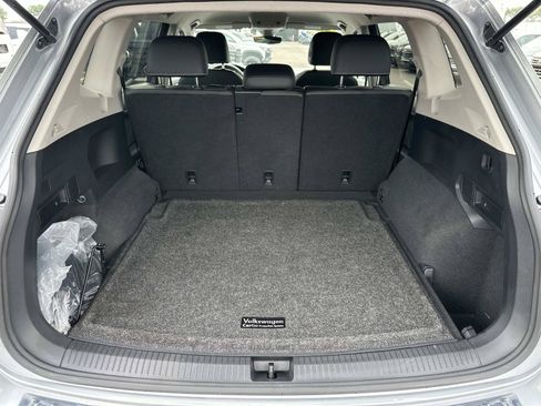 Used 2023 Volkswagen Tiguan SE AWD/4WD image 9
