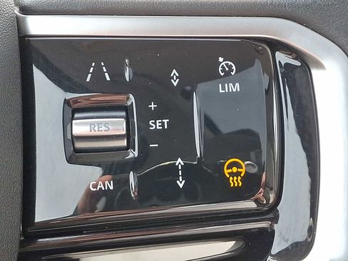 Used 2023 Land Rover Discovery Sport SE image 23