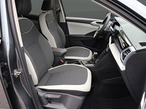 Certified 2025 Volkswagen Taos SE FWD image 18