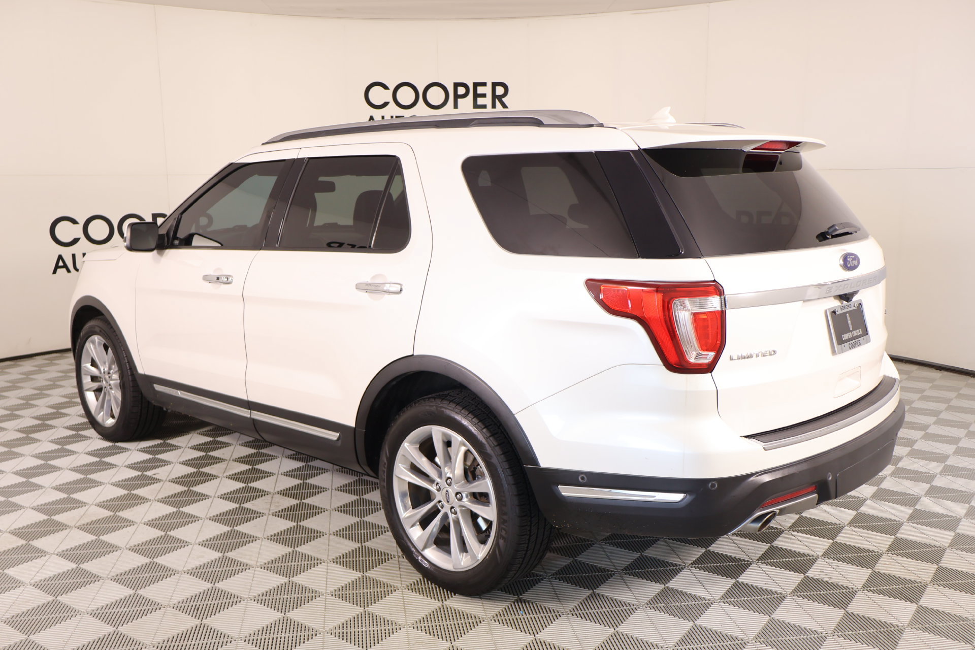 Used 2018 Ford Explorer Limited w/ Equipment Group 301A AWD/4WD image 25