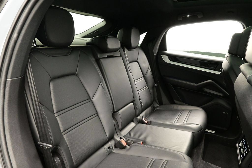 Certified 2024 Porsche Cayenne Coupe AWD/4WD image 17