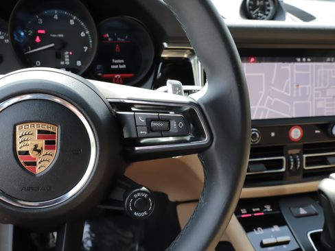 Used 2025 Porsche Macan AWD/4WD image 23