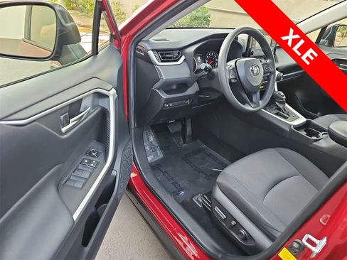 Used 2019 Toyota RAV4 XLE image 10