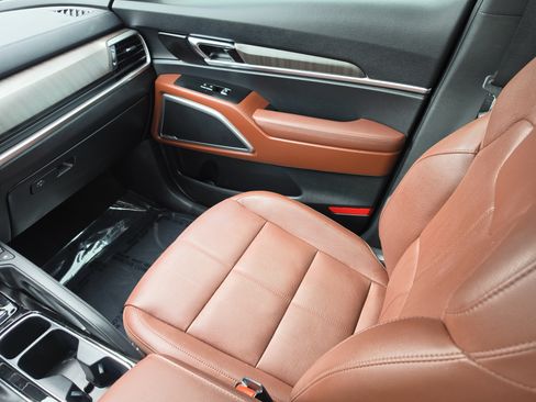 Certified 2023 Kia Telluride EX w/ EX Captain's Chair Package FWD image 16
