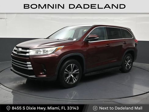 Used 2019 Toyota Highlander LE FWD image 1
