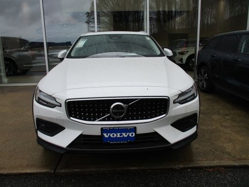 Used 2024 Volvo V60 B5 Cross Country Ultimate w/ Protection Package Premier image 2