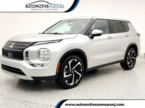 Used 2024 Mitsubishi Outlander SE image 1