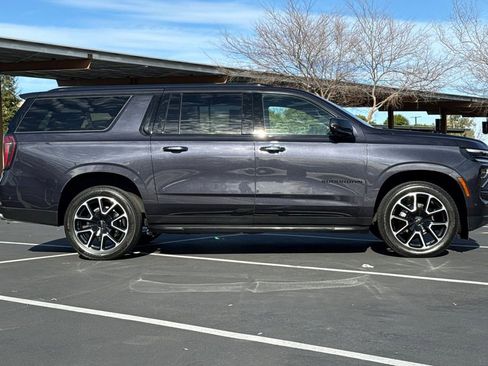Used 2025 Chevrolet Suburban RST image 10