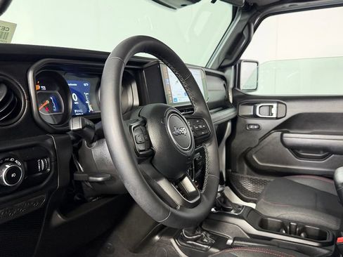 Certified 2025 Jeep Wrangler Unlimited Rubicon w/ Convenience Group AWD/4WD image 23