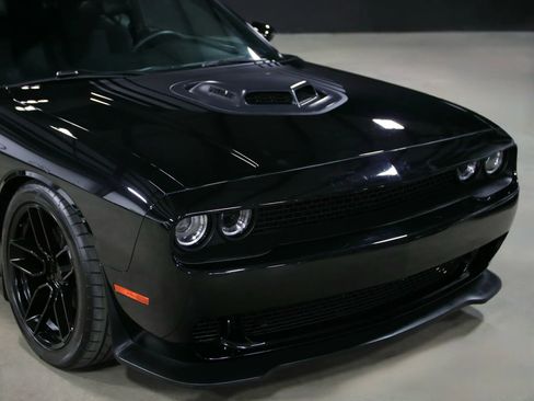 Used 2016 Dodge Challenger R/T image 3