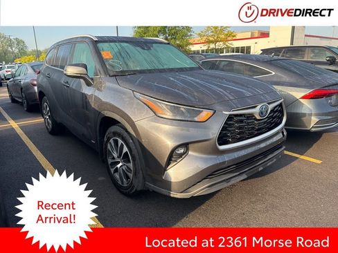 Used 2022 Toyota Highlander XLE AWD/4WD image 1