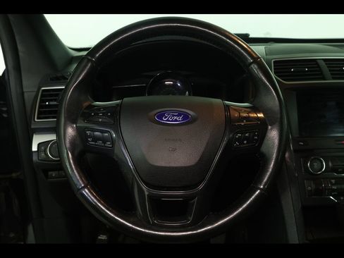 Used 2017 Ford Explorer XLT w/ Equipment Group 202A AWD/4WD image 15