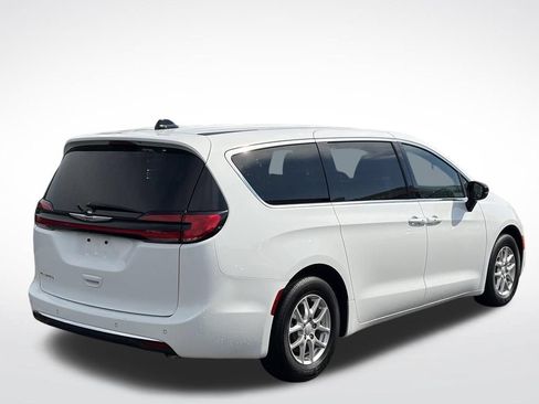Used 2025 Chrysler Pacifica Select FWD image 6