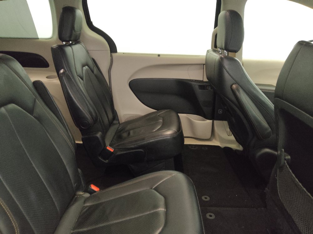 Used 2018 Chrysler Pacifica Touring-L FWD image 19