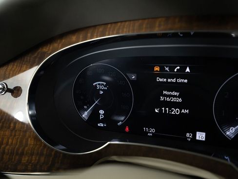 Used 2022 Bentley Bentayga image 57