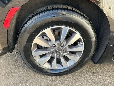 Used 2024 Chrysler Pacifica Limited FWD image 57