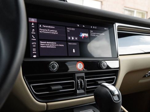 Certified 2023 Porsche Macan AWD/4WD image 25