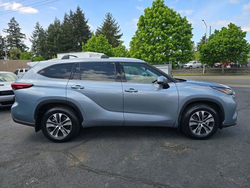 Used 2022 Toyota Highlander XLE AWD/4WD image 6