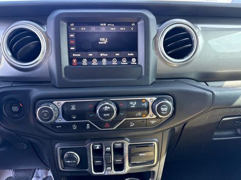 Used 2018 Jeep Wrangler Unlimited Sahara AWD/4WD image 23